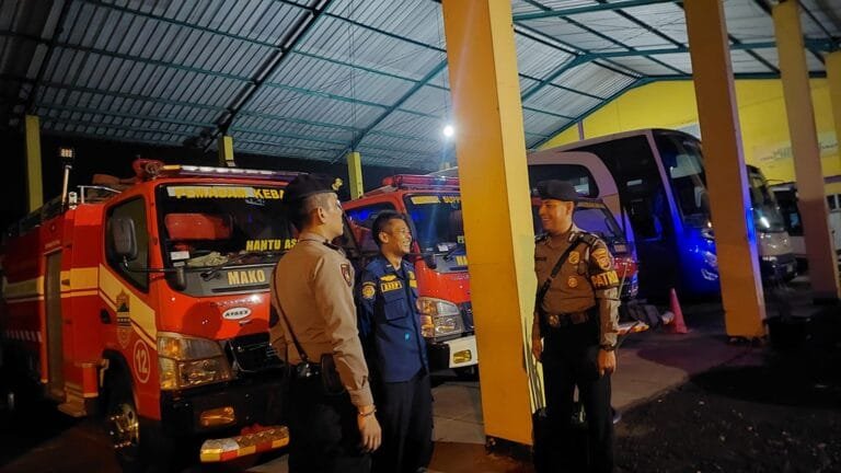 Humanis, Tiga Personel Samapta Polres Ciamis Datang dan Beri Imbauan ke Warga UPTD Damkar
