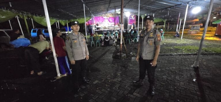 Kapolsek Cihaurbeuti Pimpin Pengamanan Pagelaran Wayang Golek Cihaurbeuti Festival 2024