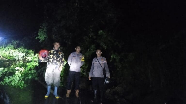 Polsek Rancah Polres Ciamis Datangi TKP Tanah Longsor Tutupi Badan Jalan Desa Karangpaningal