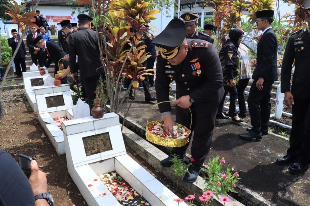 Hari Pahlawan, Wakapolres Ciamis Polda Jabar Ikuti Prosesi Ziarah dan Tabur Bunga di TMP