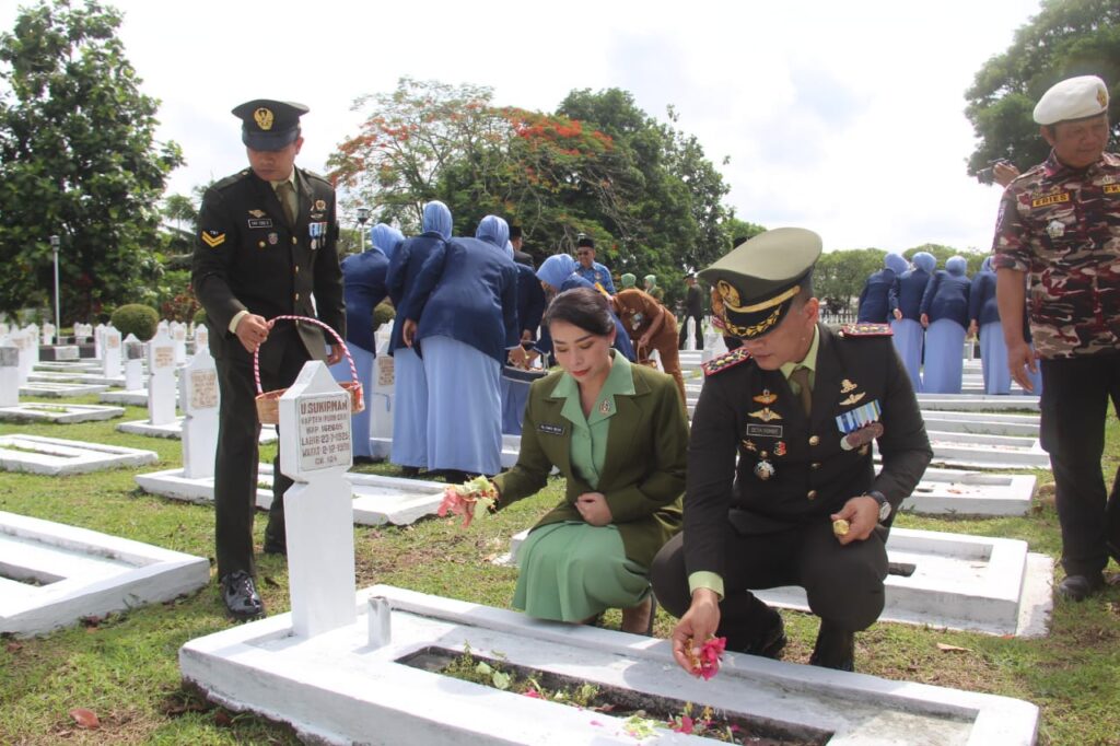 Dandim 0612 Tasikmalaya Pimpin Ziarah Nasional Hari Pahlawan 2024 di TMP Kusuma Bangsa 1 IMG 20241110 WA0045