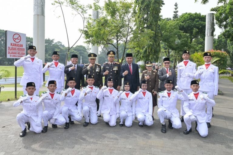 Kapolda Jabar Hadiri Peringatan Hari Pahlawan di Gasibu Bandung dan Ziarah Ke Makam Rd. Dewi Sartika