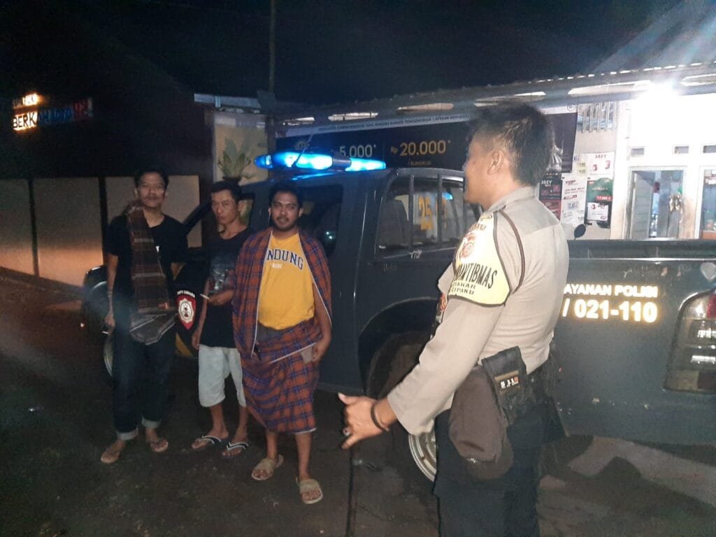 Humanis, Polsek Cipaku Polres Ciamis Patroli Dialogis ke Pemukiman Warga Saat Malam Hari