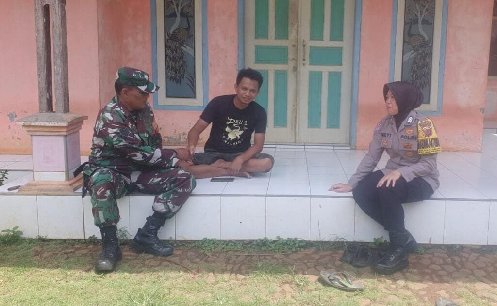 Soliditas TNI-Polri Hadapi Pilkada 2024, Polsek dan Koramil Ciamis Cooling System ke Warga Pusakanagara