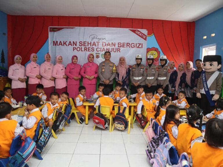Dukung Program Presiden, Polres Cianjur Bagikan Makan Sehat Bergizi Gratis Untuk Anak Sekolah