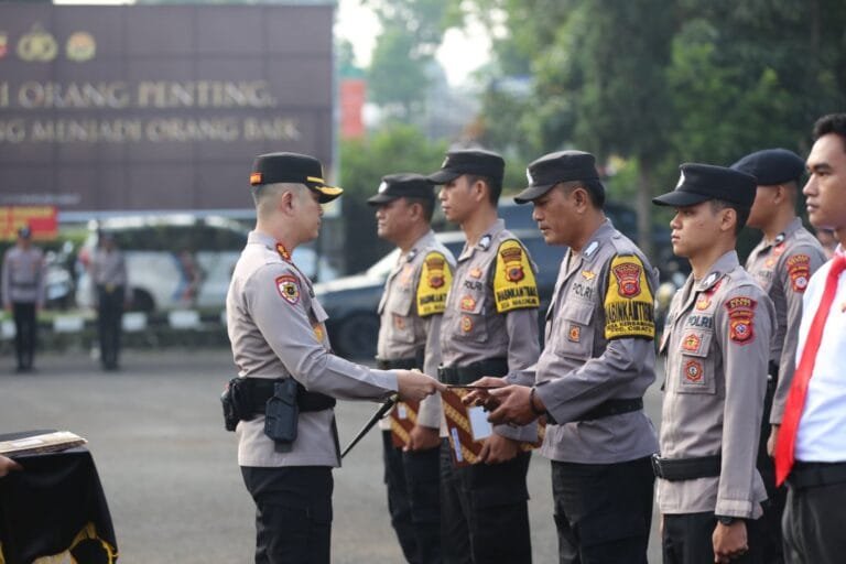 Kapolres Garut Berikan Penghargaan Kepada Personel Berprestasi