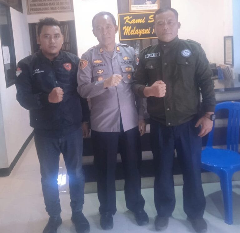 Kunjungan Wartawan Jejak,kriminal Ke Kapolsek leles.Guna Mempererat Silaturahmi,