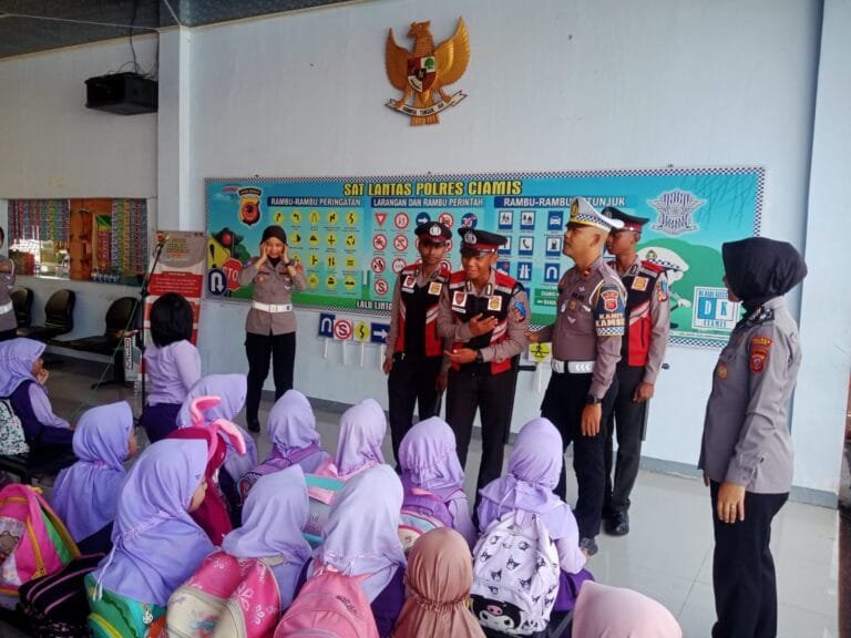 Polsanak, Siswa Siswi RA Waladun Solihun Imbanagara Datangi Mako Polres Ciamis