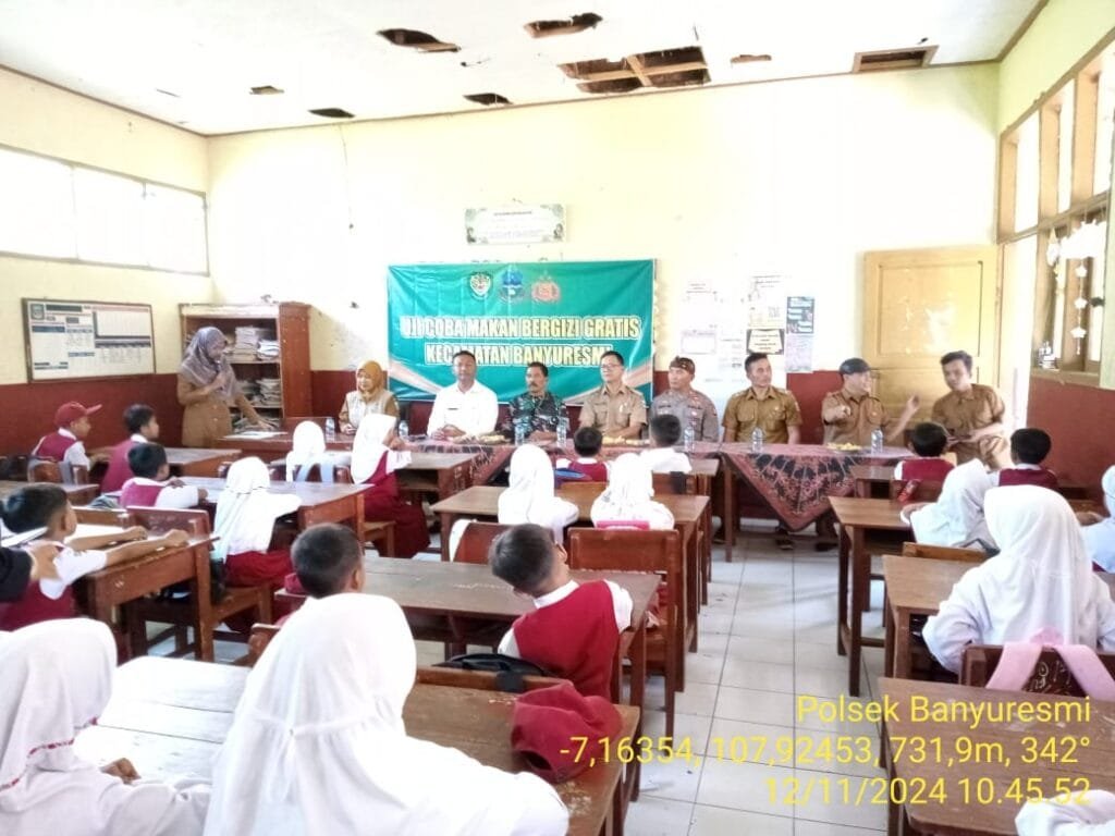 Kapolsek Banyuresmi AKP Usep Heryaman S.I.P.,SPd.I ; Monitoring Uji Coba Makan Bergizi Gratis Kecamatan Banyuresmi.