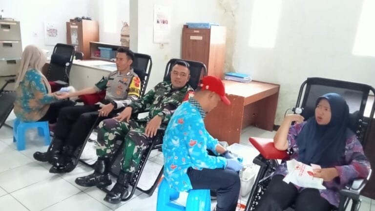 Polsek Cikoneng Polres Ciamis Monitoring dan Ikut Donor Darah di Desa Gegempalan