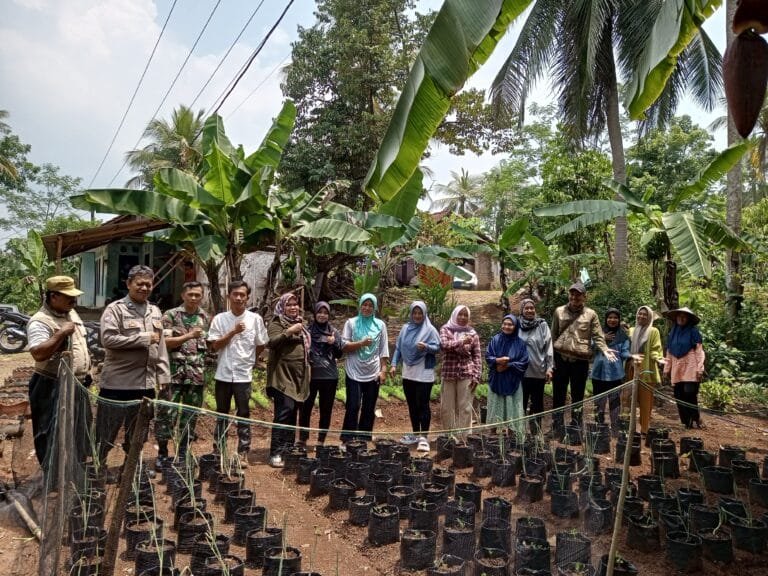 Dukung Program Asta Cita, Polsek Sukadana Polres Ciamis Ajak KWT Manfaatkan Lahan Jadi Produktif