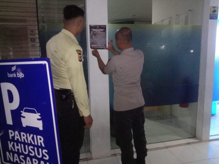 Polsek Cimaragas Pasang Himbauan Kamtibmas Kapolres Ciamis di Kantor Pelayanan Publik