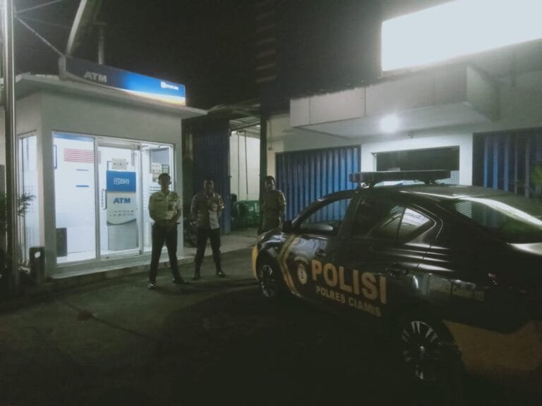 Berikan Rasa Aman, Personel Polsek Kawali Polres Ciamis Patroli Dialogis di Malam Hari