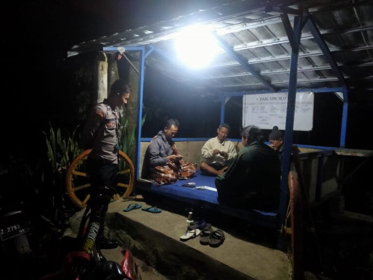 Humanis, Polsek Cipaku Polres Ciamis Patroli Dialogis ke Pemukiman Warga Saat Malam Hari