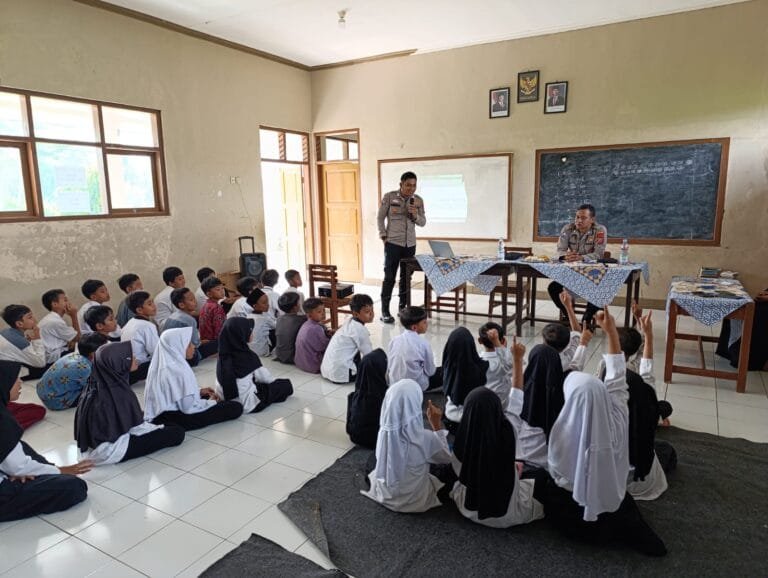 Polsek Cikoneng Polres Ciamis Datang ke SDN 3 Cimari Koorkom dan Binluh Cegah Bullying