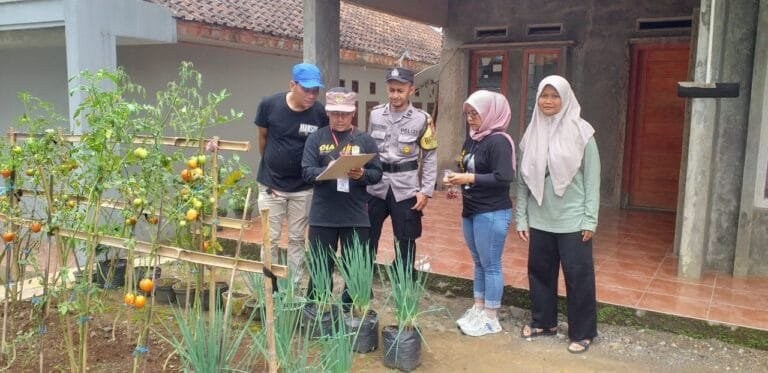 Dukung Program Asta Cita, Polsek Cipaku Polres Ciamis Ajak Warga Pekarangan Rumah Jadi Produktif