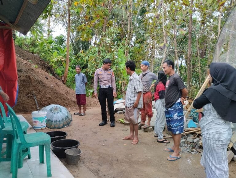 Personel Polsek Banjarsari Datangi TKP Tanah Longsor dan Gotong Royong Bareng Warga