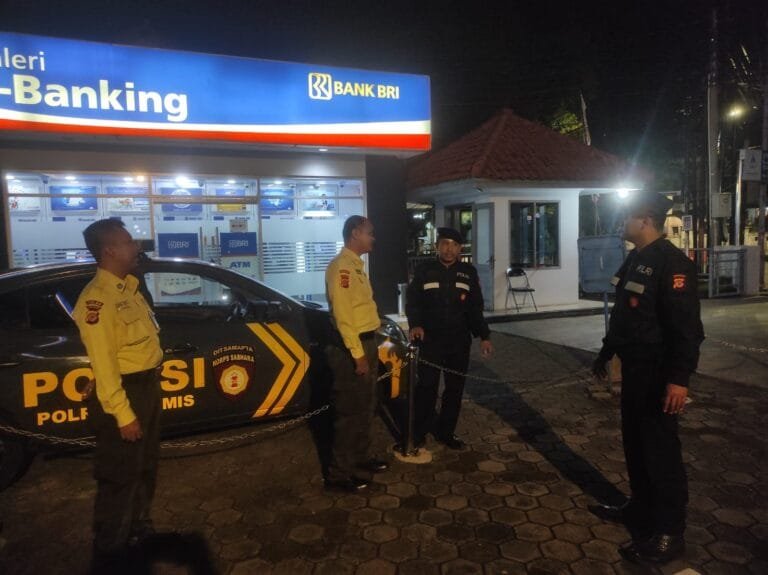 Tiga Anggota Samapta Polres Ciamis Patroli Koorkom ke Satpam Perbankan di Malam Hari