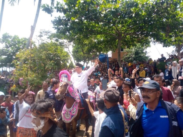 Tiga Bos Wanaraja berkolaborasi, Deklarasi dukungan Syakur Amin-Putri Karlina dihadiri Ribuan massa