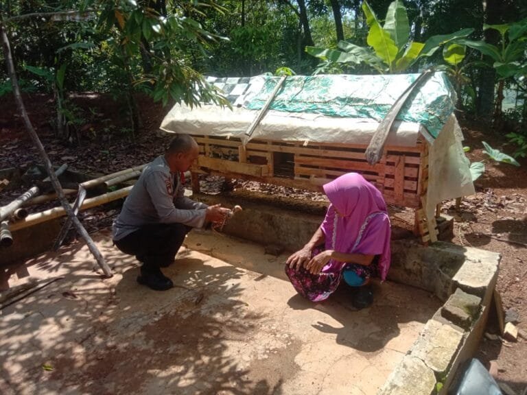 Dukung Program Asta Cita, Polsek Cimaragas Polres Ciamis Ajak Warga Pekarangan Rumah Jadi Produktif