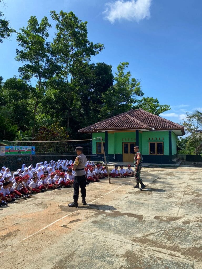 Polsek Cipaku Polres Ciamis Datangi SDN 1 Selamanik Beri Binluh Bahaya Buplying ke Siswa