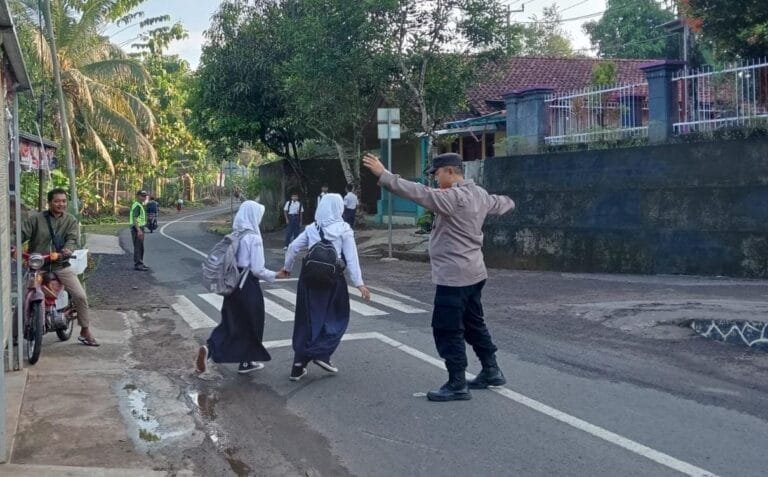 Pelayanan Masyarakat, Polsek Sukadana Polres Ciamis Bantu Anak Menyebrang di Area Sekolah