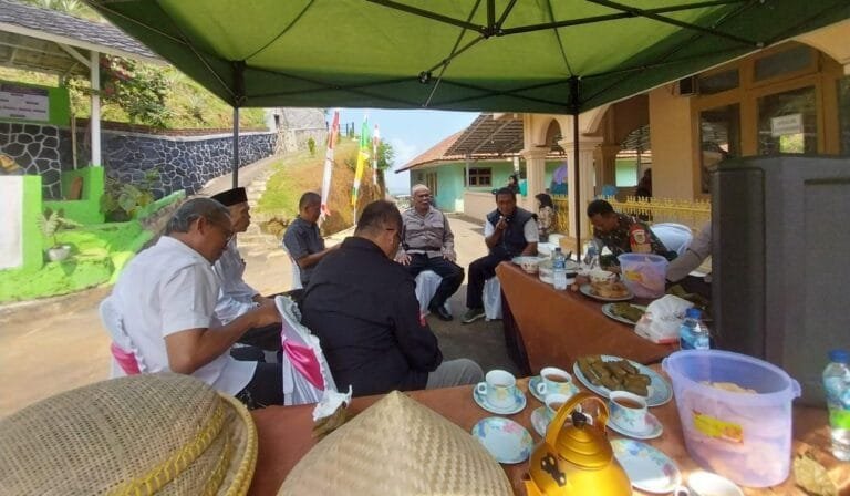 Perkuat Sinergitas, Polsek Panumbangan Polres Ciamis Koorkom Kamtibmas ke Warga Tenjolaya