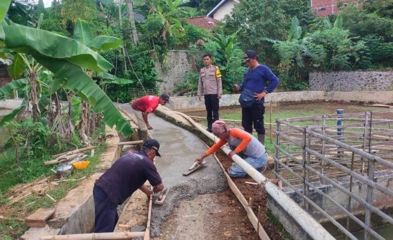 Humanis, Polsek Cisaga Polres Ciamis Monitoring Pengecoran Jalan KIP di Dusun Sukajaya