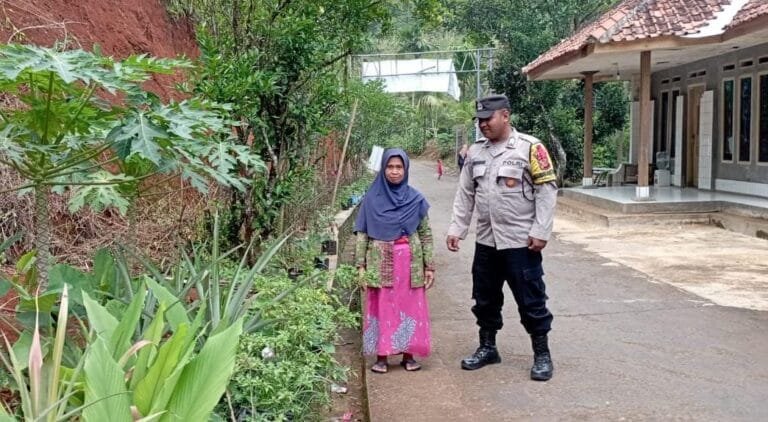 Dukung Program Asta Cita, Polsek Kawali Polres Ciamis Ajak Warga Jadikan Lahan Produktif