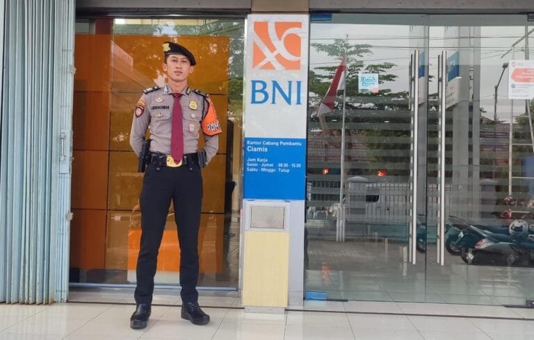 Cegah Tindak Kriminalitas, Anggota Satuan Samapta Polres Ciamis Bersiaga di BNI Ciamis