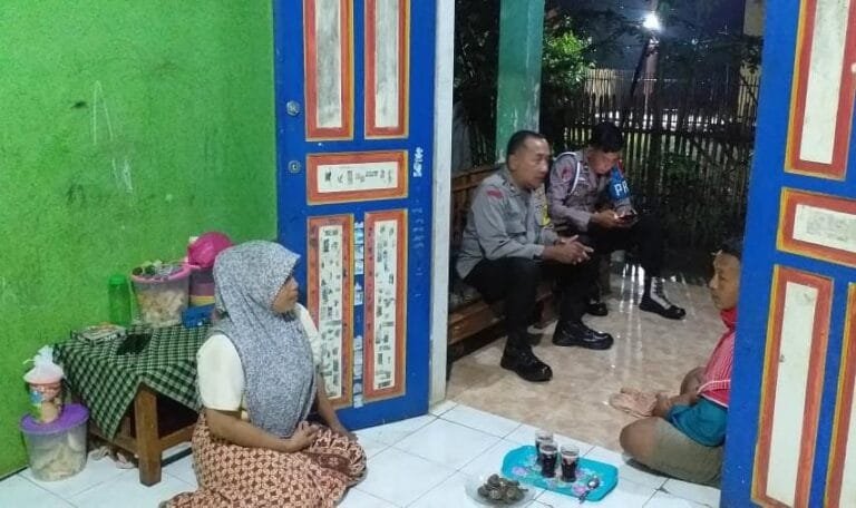 Personel Polsek Lakbok Datangi TKP Pohon Tumbang Menimpa Rumah di Pandaringan