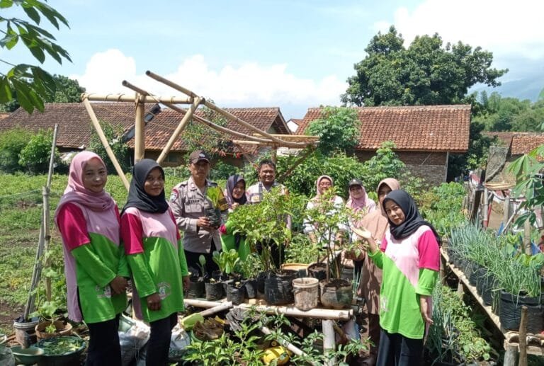 Polsek Banyuresmi Dampingi Kelompok Wanita Tani Dalam Upaya Dukung Program Ketahanan Pangan