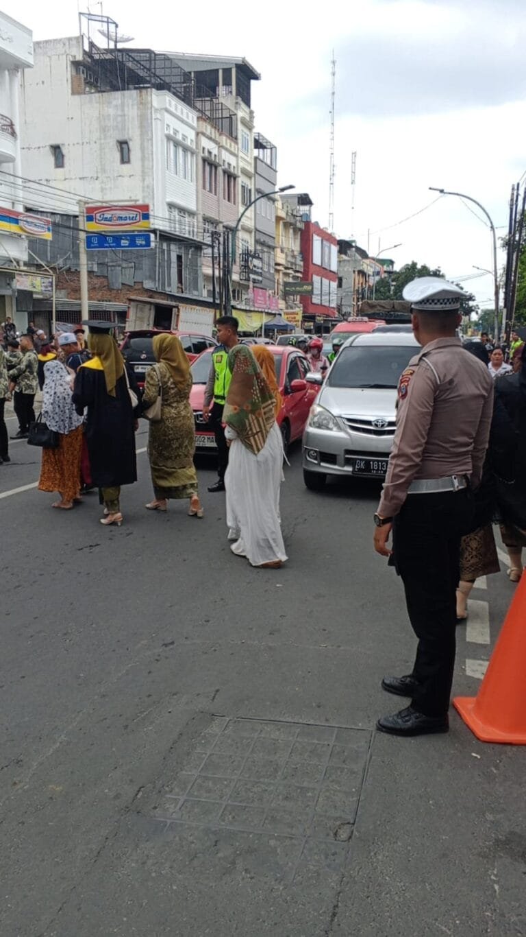 Kemacetan di Sekitar UIN Sumatera Utara akibat Acara Wisuda, Satlantas Polrestabes Medan Lakukan Penguraian