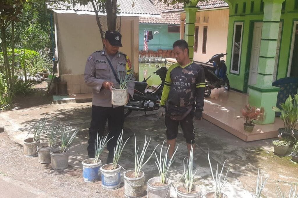 Dukung Program Asta Cita, Polsek Kawali Polres Ciamis Ajak Warga Sukaraharja Jadikan Lahan Produktif
