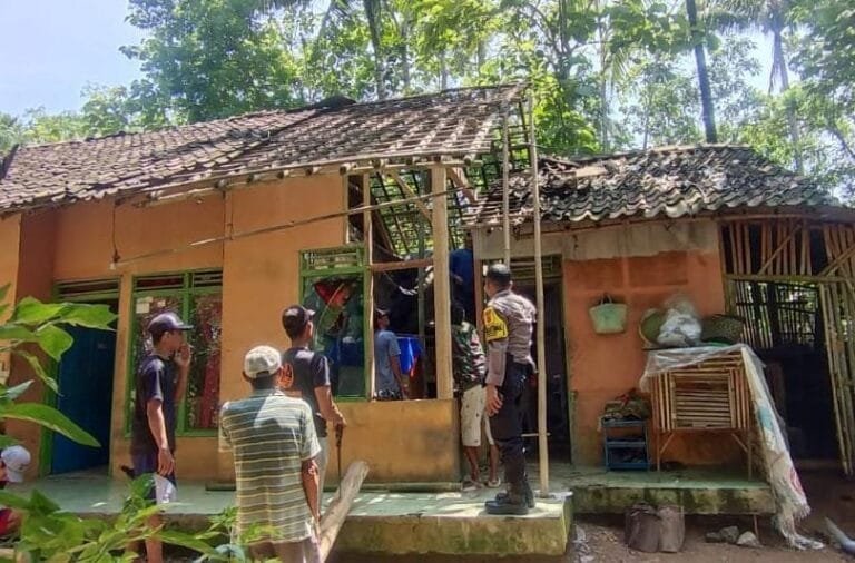 Humanis, Polsek Pamarican Polres Ciamis Datangi Rumah Warga Ambruk Dihantam Hujan Deras