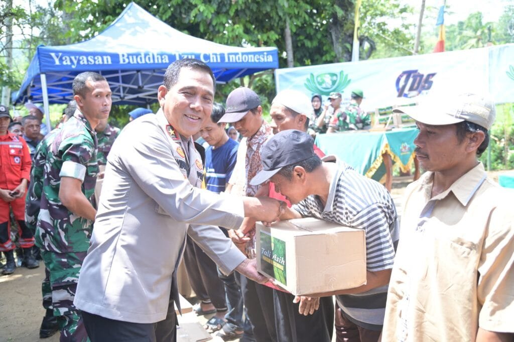 Kapolda Jabar Hadiri Peresmian Jembatan Gantung dan Lakukan Bhakti Sosial di Kabupaten Bandung Barat