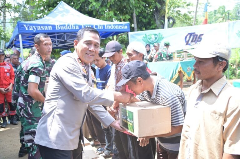 Kapolda Jabar Hadiri Peresmian Jembatan Gantung dan Lakukan Bhakti Sosial di Kabupaten Bandung Barat