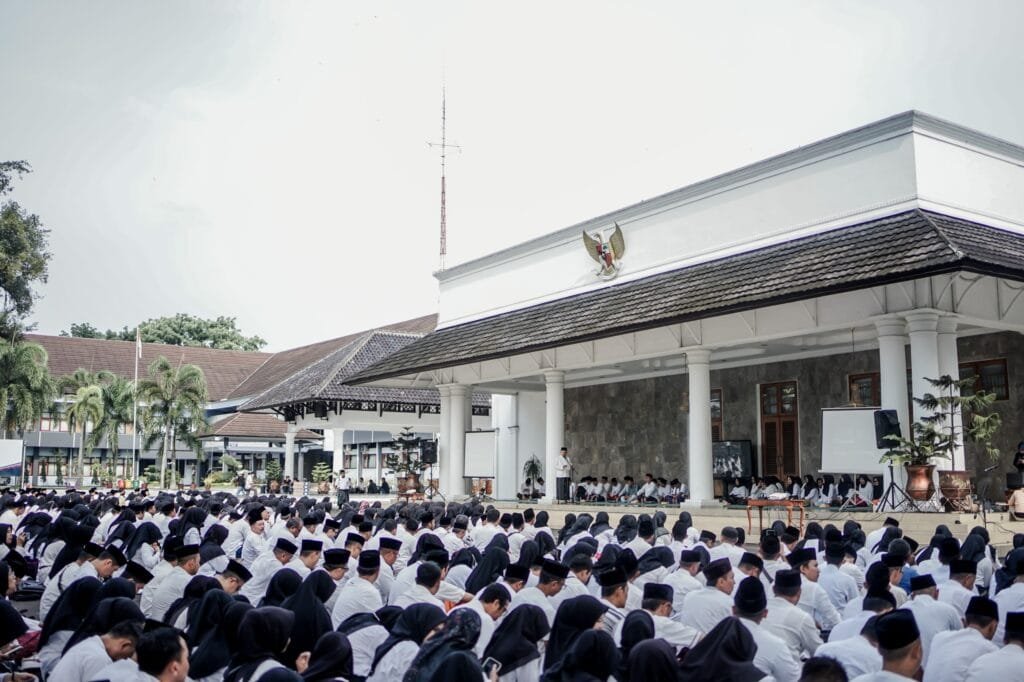 Pecahkan Rekor MURI Pemakaian Sarung Tenun Terbanyak ASN Pemkab Ciamis