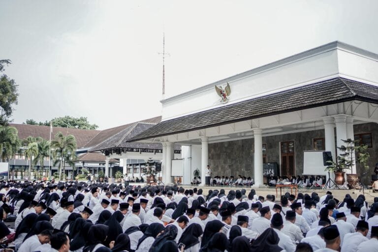Pecahkan Rekor MURI Pemakaian Sarung Tenun Terbanyak ASN Pemkab Ciamis