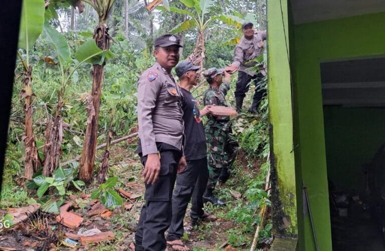 Personel Polsek Sukadana Datangi TKP Pohon Tumbang Menimpa Rumah di Margaharja