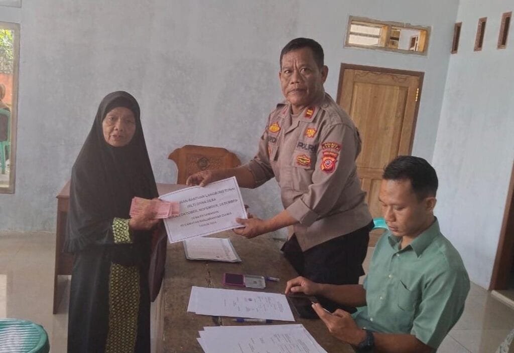 Polsek Banjarsari Polres Ciamis Siagakan Personel Amankan Penyaluran BLT DD di Desa Pasawahan