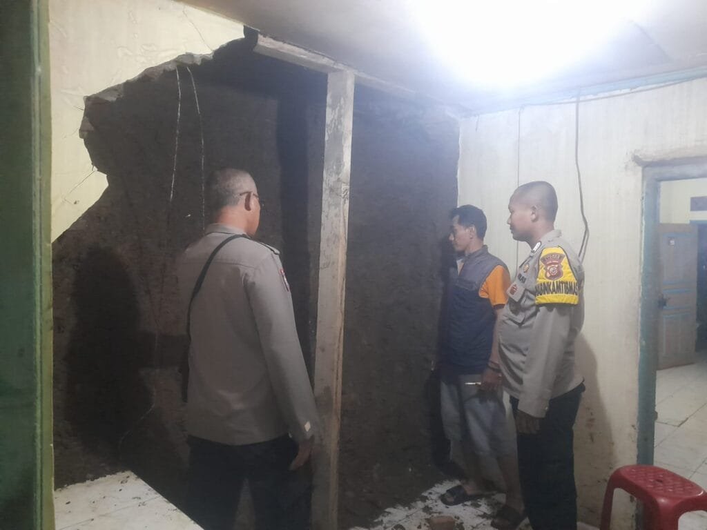 Humanis, Polsek Rancah Polres Ciamis Datangi TKP Tembok Rumah Warga Ambruk Dihantam Hujan Deras