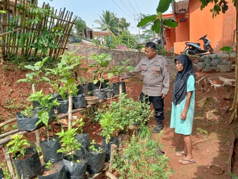 Dukung Program Asta Cita Presiden RI, Polsek Sukadana Ajak Warga Ciparigi Buat Lahan Produktif