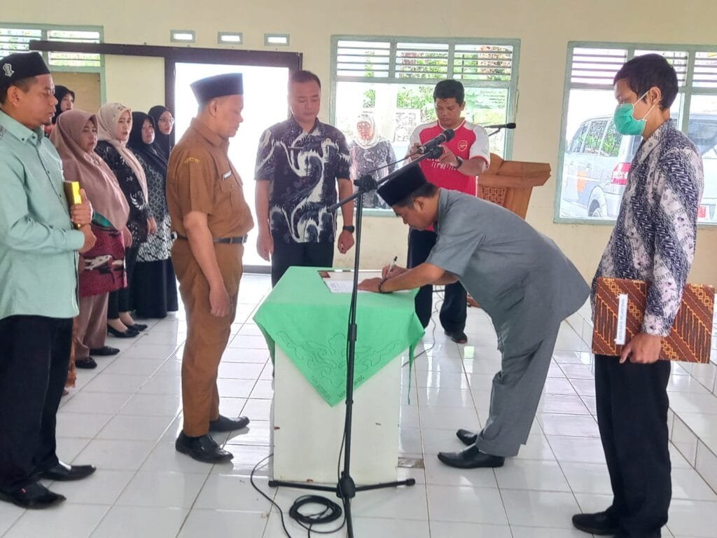 Soliditas TNI-Polri, Polsek Cikoneng Hadiri Pelantikan Perangkat Desa Sukaresik