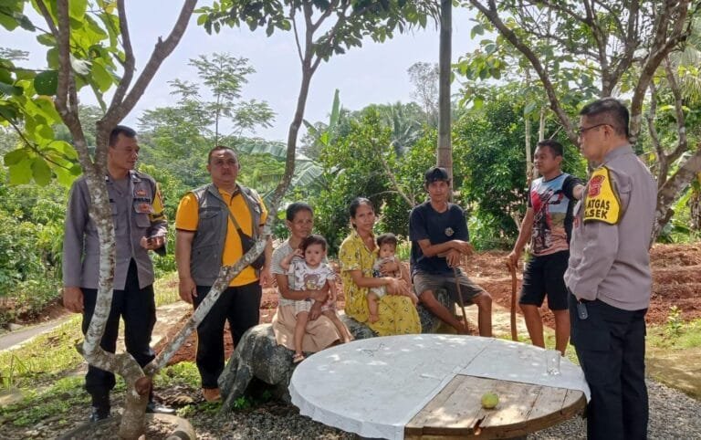 Polisi Ngobrol Bareng Warga Sukamanah Terkait Kondusifitas Pilkada dan Bahaya Judi Online