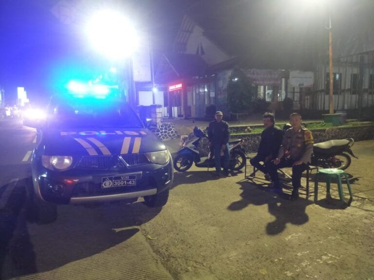 Humanis, Polsek Cipaku Polres Ciamis Patroli Dialogis ke Pemukiman Warga Saat Malam Hari