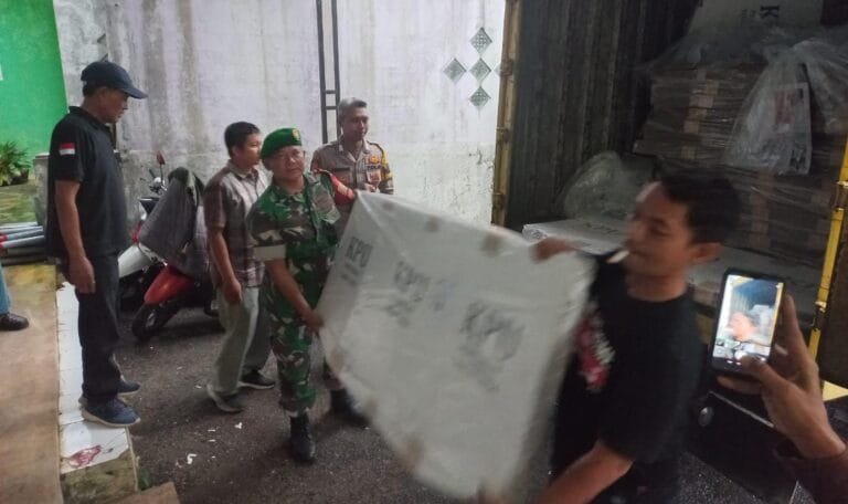 Polres Ciamis Awasi Pengiriman Logistik Pilkada Serentak 2024 ke Tingkat PPK Baregbeg