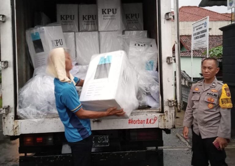 Polres Ciamis Awasi Pengiriman Logistik Pilkada Serentak 2024 ke Tingkat PPK Sadananya