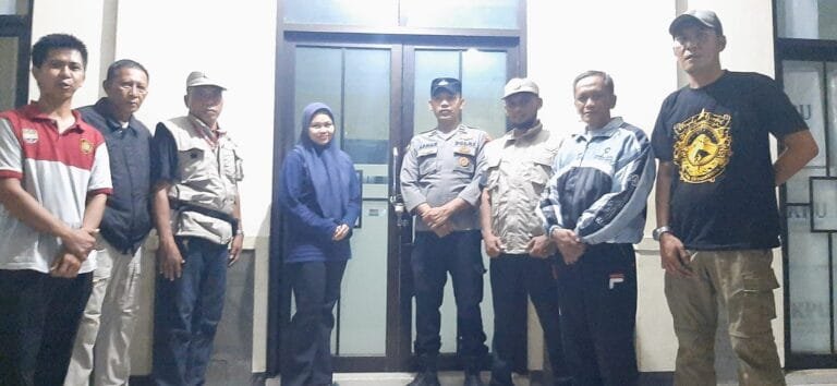 Ops Mantap Praja, Polsek Banjarsari Polres Ciamis Amankan Gudang Logistik di PPK Jelang Pencoblosan