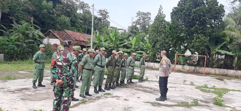 Jelang Pemungutan Suara, Polsek dan Koramil Cisaga Cek Kesiapan Anggota Linmas Desa Cisaga
